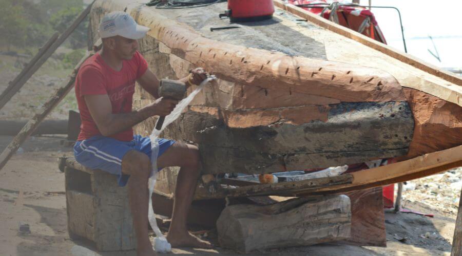 Why choose water damage restoration service for burst pipe water damage in Oakville